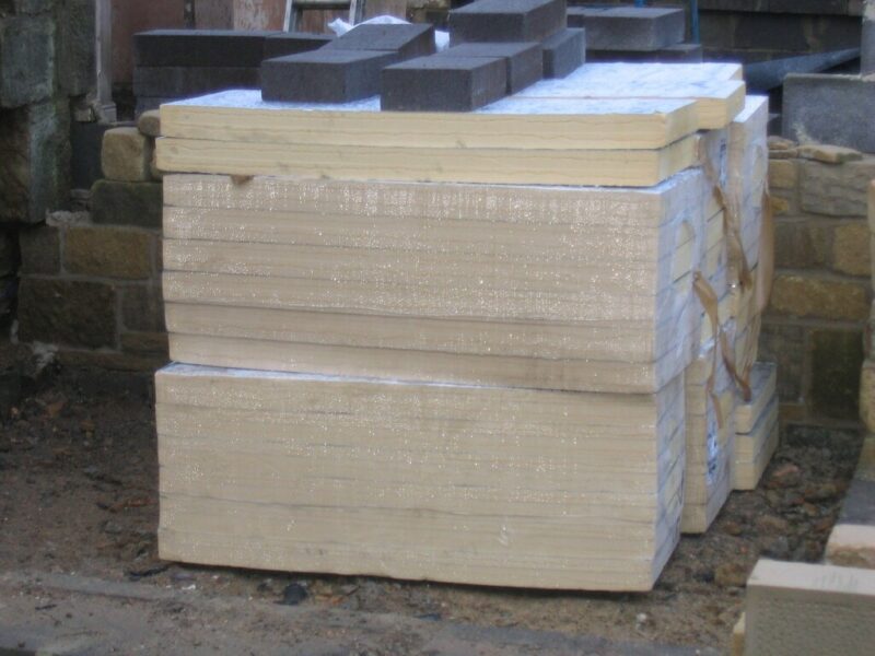 Stapels isolatieplaten op een bouwplaats