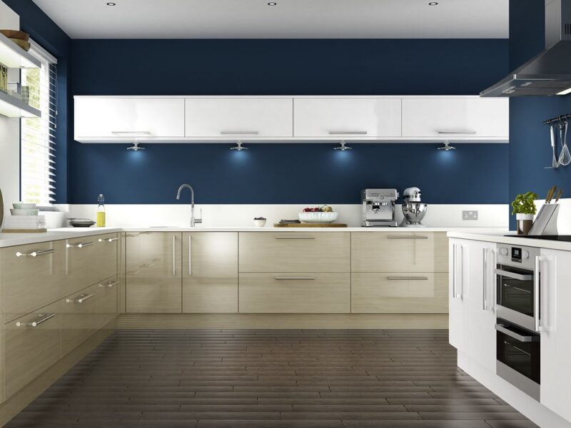 Moderne keuken met strakke kastenwand