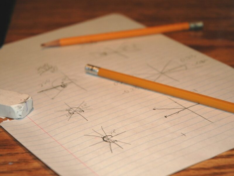 Bouwtekening met potloden op tafel