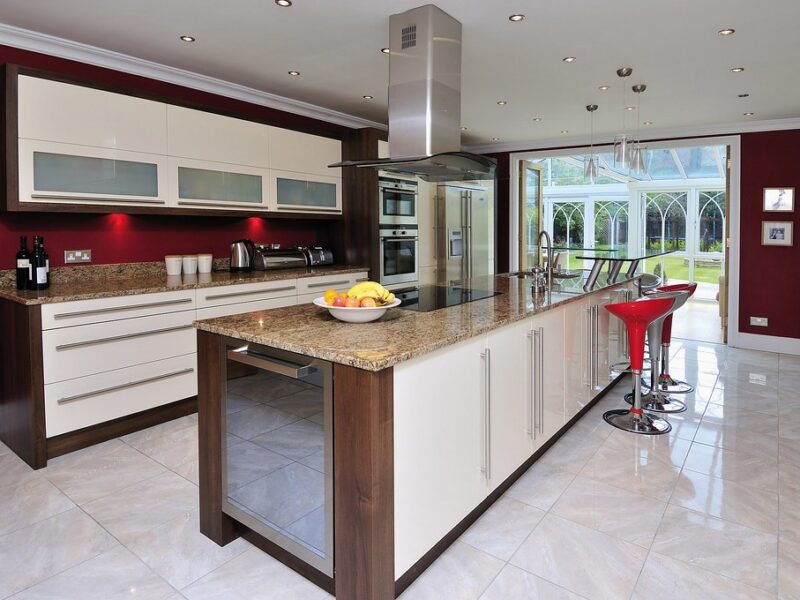 Moderne open woonkeuken met kookeiland en tuindeuren