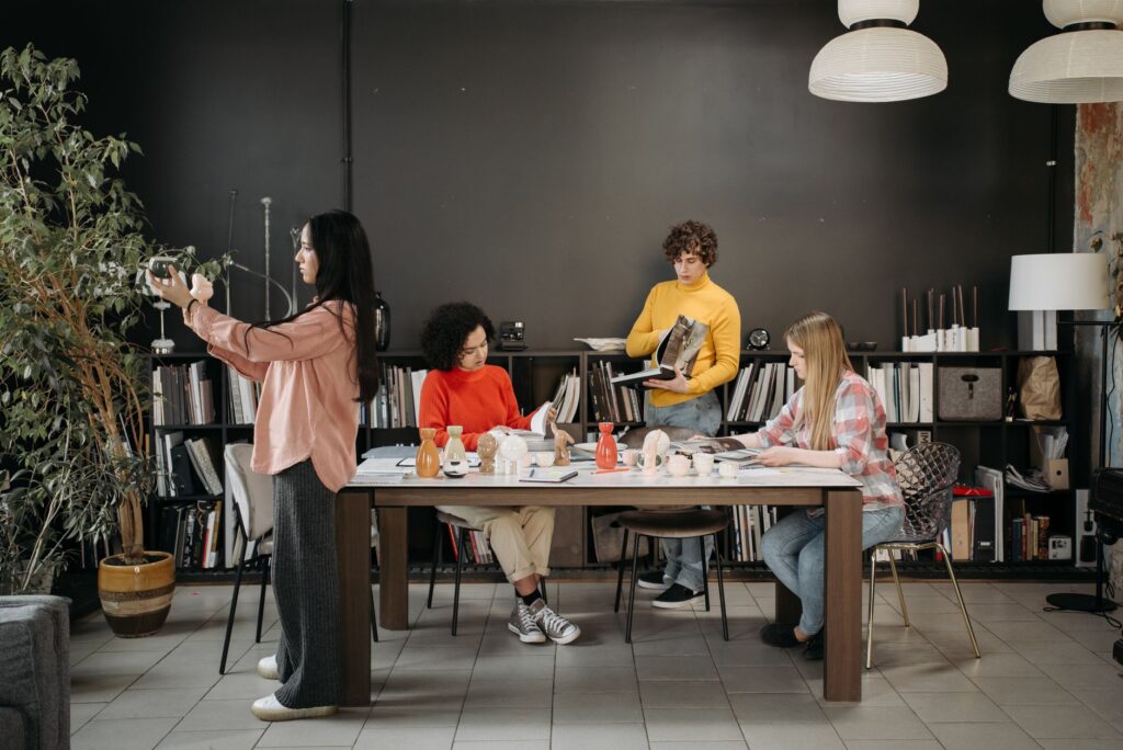 Groep mensen overlegt aan een grote tafel in een kantoor