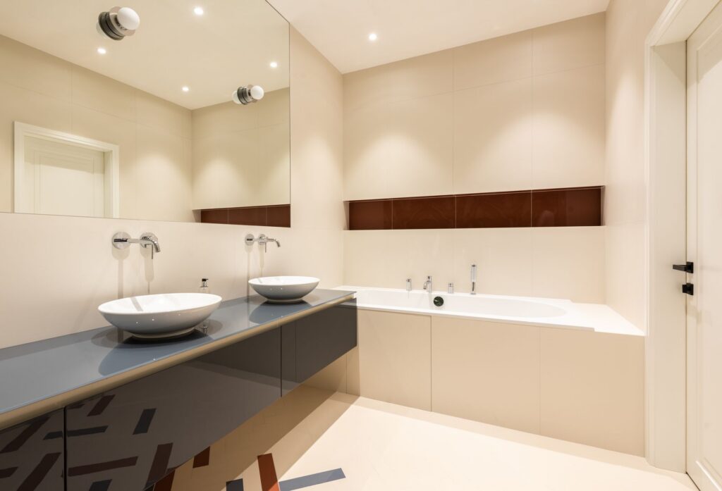 Strakke badkamer met twee opzetwasbakken en een ligbad