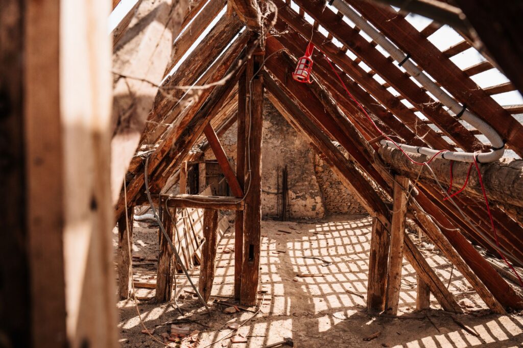 Oude kapconstructie met houten spanten en sporen