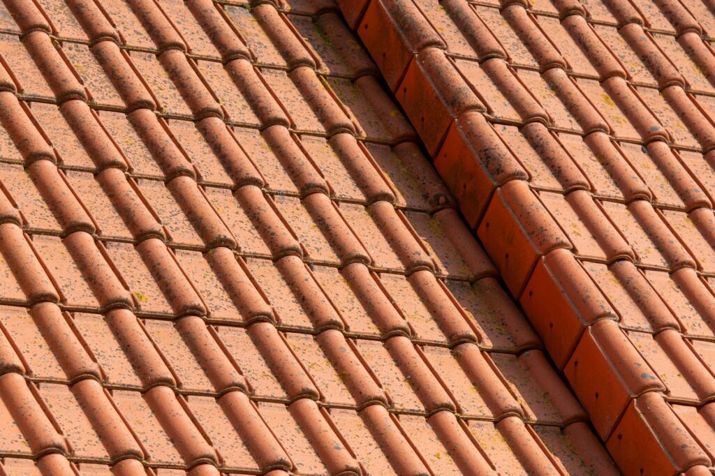Close-up van oranje dakpannen