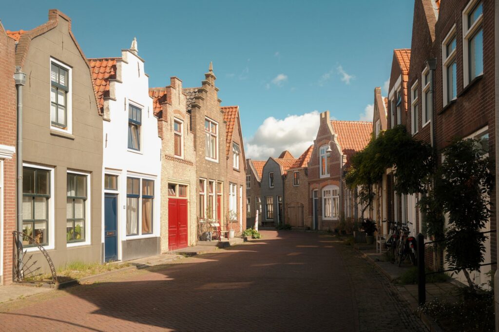 Straat met historische puntgevels onder een blauwe lucht