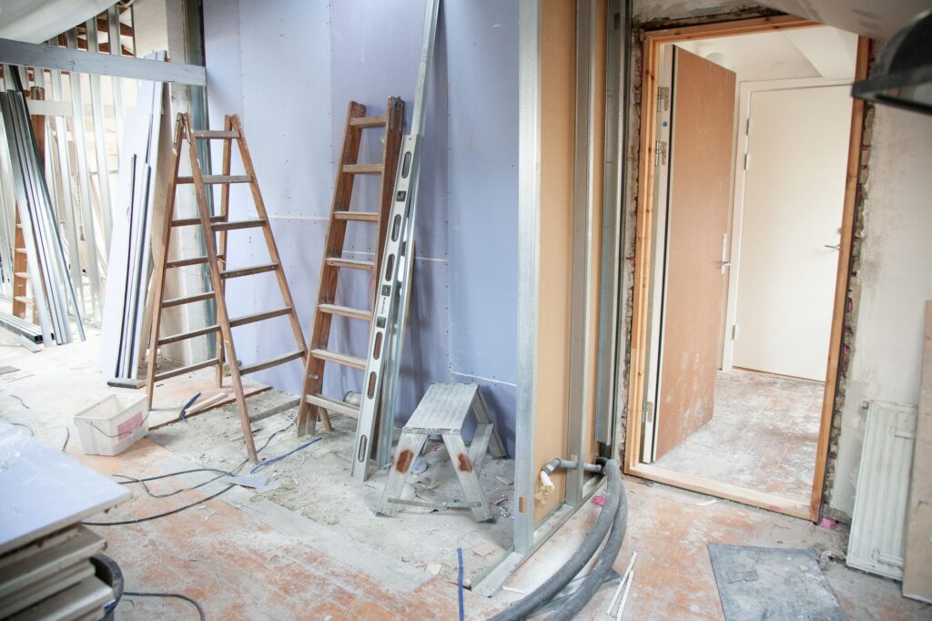 Kamer in verbouwing met ladders en gereedschap