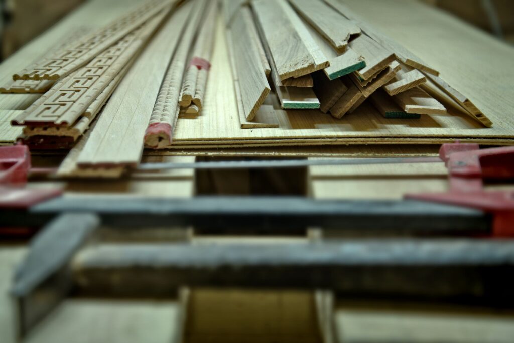 Houten latten en gereedschap op een werkbank